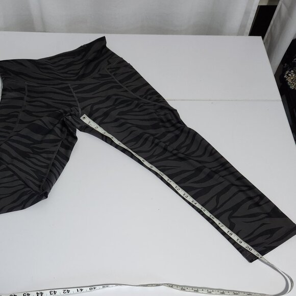 Old Navy Zebra Print Black Gray Cropped Leggings - Size M - Picture 9 of 11
